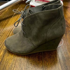7.5W Wedge lace booties - Universal thread